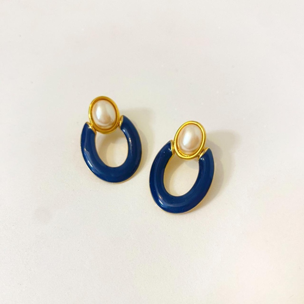 Vintage doorknocker earrings.